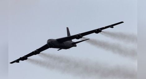 САЩ прехвърлили три самолета Б-52 в Европа