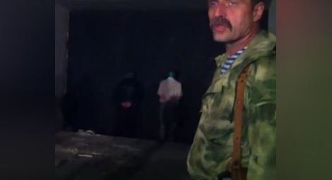 Терорист разстреля двама украински военнопленици пред камера (ВИДЕО 18+)