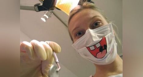 Зарязана зъболекарка извади зъбите на бившия си
