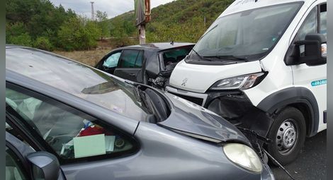Един загинал и 14 ранени при мелето от 30 автомобила на АМ „Струма“