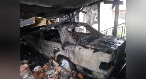 Бивш пожарникар загуби дома си в кошмарен нощен пожар