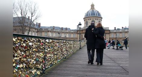 Срути се любовният мост в Париж