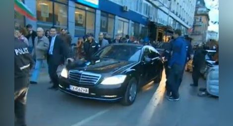 Протестиращи нападнаха колата на Орешарски 