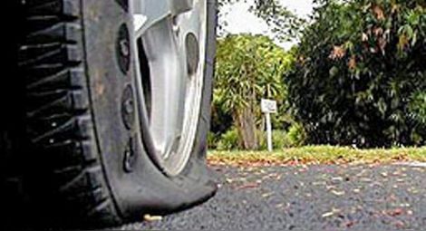 Три коли с нарязани гуми заради борба за паркоместа