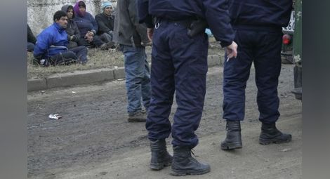 Охранители погнаха със стрелба налитаща на старо желязо ромска шайка 