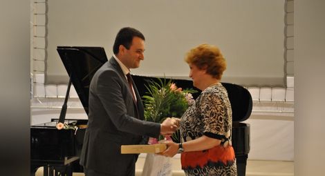 Ученици поздравиха с концерт учителката си Даниела Кюркчиева