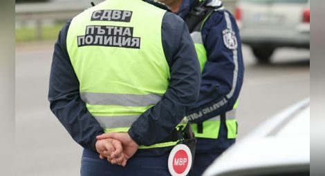 Цивилни и униформени излизат на пътя с цялата налична техника