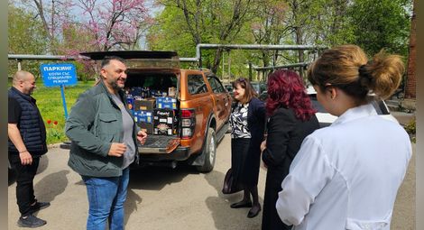 Общински съветници от СДС–Гражданите Русе зарадваха потребителите от Центъра за психично здраве с козунаци по случай Великден
