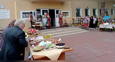 Голям великденски заек стана звезда на пъстър празник в Щръклево