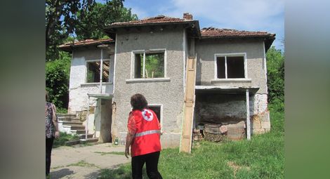 Червеният кръст помага на жена със сринат от дъждовете дом