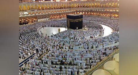 Два милиона мюсюлмани поемат към Мека 