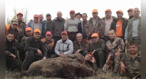 Бизнесмен повали гиганска дива свиня в Бургаско