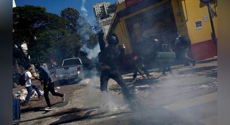 Сблъсъци, газ и гранати в Бразилия преди началото на Мондиала