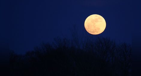 Пълна "медена луна" съвпадна с петък 13-и за пръв път от 100 години