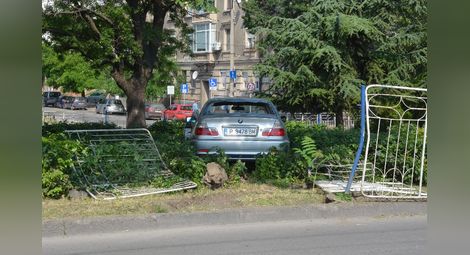 БМВ „паркира“ в градинката до дирекцията на МВР