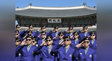 „Гагнам стайл" полицаи пазят туристите в Южна Корея /видео/
