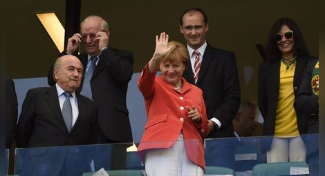 Меркел подкрепя Бундестима на стадиона срещу Португалия
