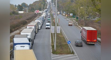 Тировете от отпушената турска граница задръстиха Дунав мост