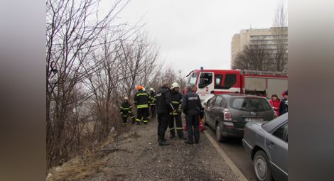 2-годишно дете оцеля по чудо в кола, пропаднала до жп линията в Русе