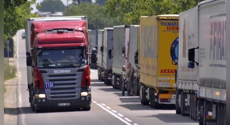 1050 камиона минали през  Дунав мост за 24 часа