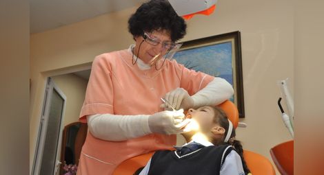 Седем зъболекари в Русенско запечатват детските зъбчета