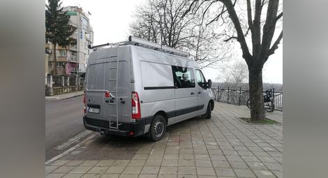 Паркирал върху новите плочки на "Придунавски" шофьор беше санкциониран вчера.                             Снимка: Община Русе