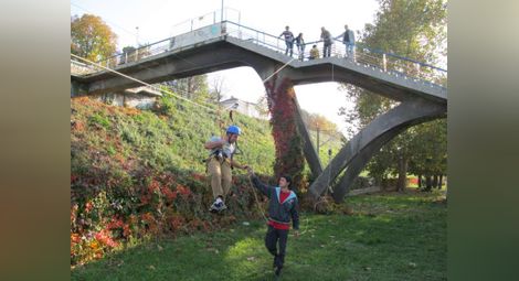 Еколози от Русе изпълниха "Полет на прилепа" на брега на Дунав /галерия/
