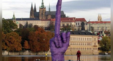 Лилав среден пръст щръкна насред Прага