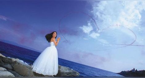 Гръцки пилоти поздравиха наши младоженци със сърце в небето