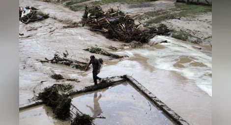 Кметът на "Аспарухово": Загиналите в потопа са 7-8