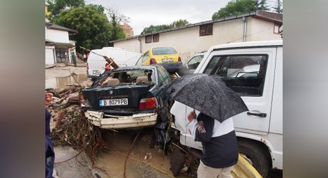 Трагедия: 12 жертви на наводненията във Варна и Добрич /обобщение, снимки/