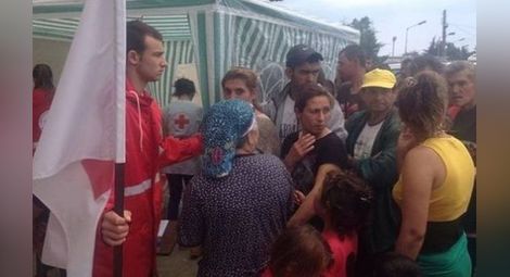 Роми със скъпи "Мерцедеси" разграбват помощите във Варна