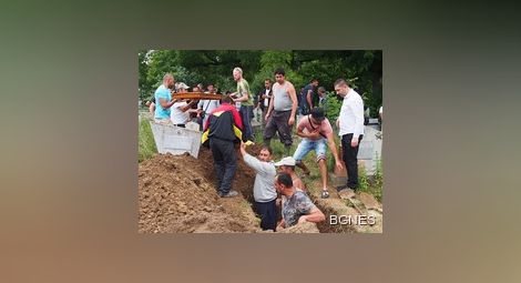 Погребват жертвите от потопа във Варна