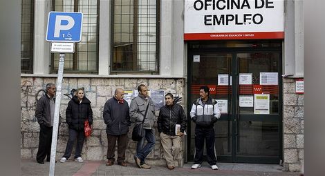 Лек спад на безработицата в Испания