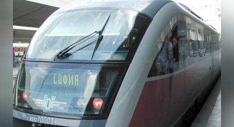 Хвърлен камък уцели пътник в нощния влак от София за Бургас