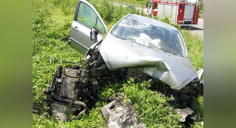 Шофьор оцеля в невероятна катастрофа до Охлюва