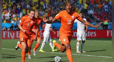 Холандия надви Чили, спечели група В 