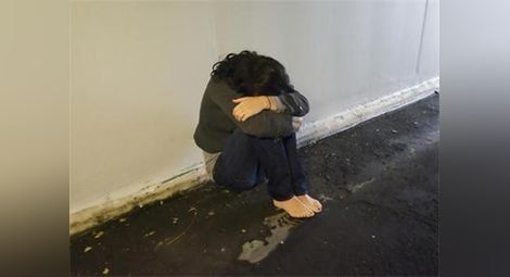 Пияни роми нападнаха и пребиха двойка по време на секс, единият блудствал с момичето
