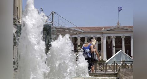 Адска жега удари Гърция – термометрите минаха 40 градуса