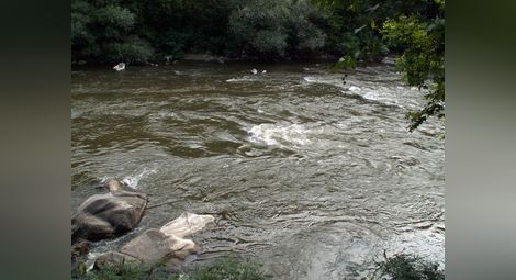 Кола плува два дни по река Струма след семеен скандал