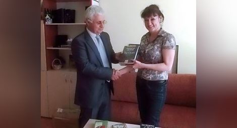 Банка подари българска класика на библиотека „Любен Каравелов“
