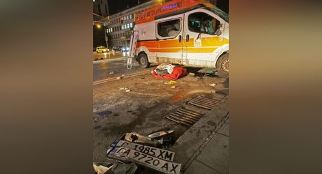 Линейка с пациент катастрофира в София