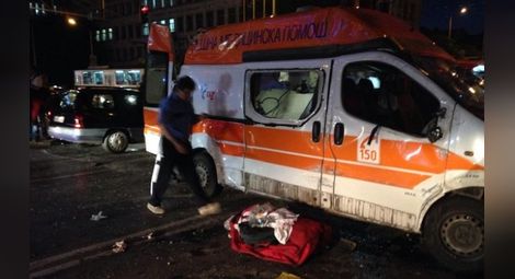 Момиче с опасност за живота след катастрофата с линейка в София