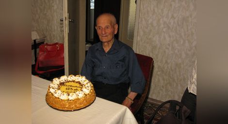 103-годишният дядо Петър:  Шивач съм бил, градинар съм бил, пчелар съм и не съм се спирал