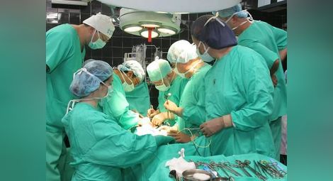 Хирурзи от “Пирогов” спасиха сиамско близначе