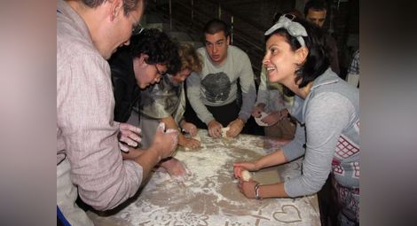 Младежи от Дунавските страни се сприятеляват чрез месене на хляб в Русе