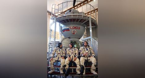 Астронавти направиха кръгче с капсула около МКС