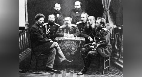 Канцеларията на управляващия руски комисар княз Дондуков-Корсаков (седнал в средата) в Търново 1878 г. 