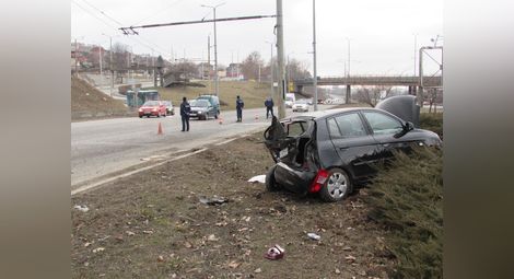 Катастрофа разпиля две коли заради опасен обратен завой на „България“