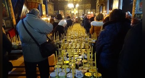Стотици буркани с мед „пламнаха” във вид на кръст на Св. Харалампи